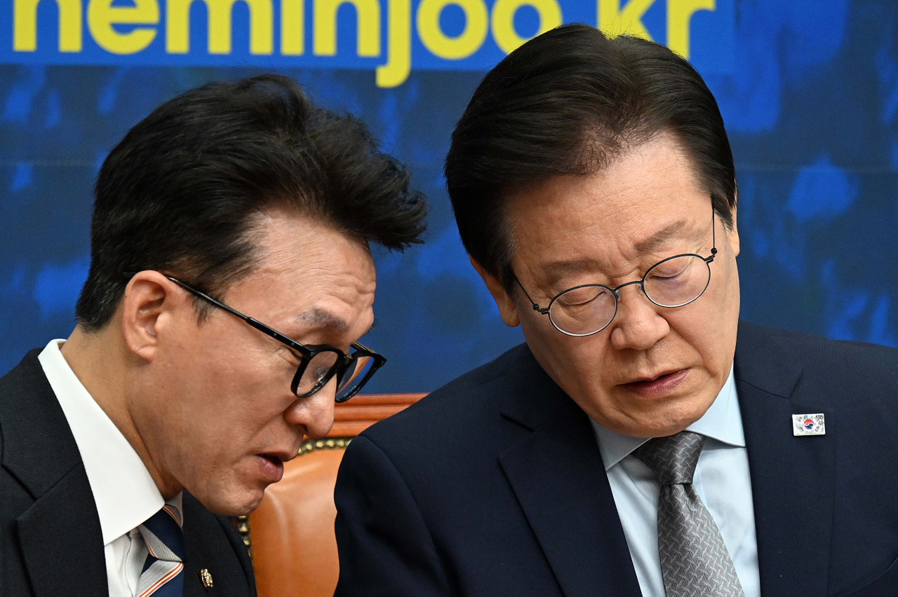 이재명 더불어민주당 대표가 지난 4일 오전 서울 여의도 국회에서 열린 최고위원회의에 참석해 김민석 최고위원과 대화를 하고 있다. 이상섭 기자