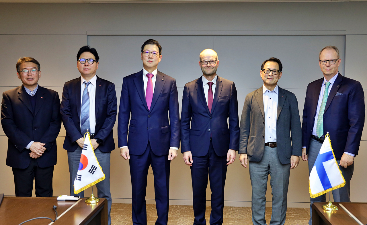 이우성(왼쪽 세 번째부터) SGC에너지 대표이사와 유리 예르비아호 주한 핀란드 대사관, 페트리 파우쿠넨(오른쪽 첫 번째) 발멧 아시아-태평양 사장 등이 지난달 31일 SGC에너지 본사에서 기념촬영을 하고 있다. [SGC 제공]