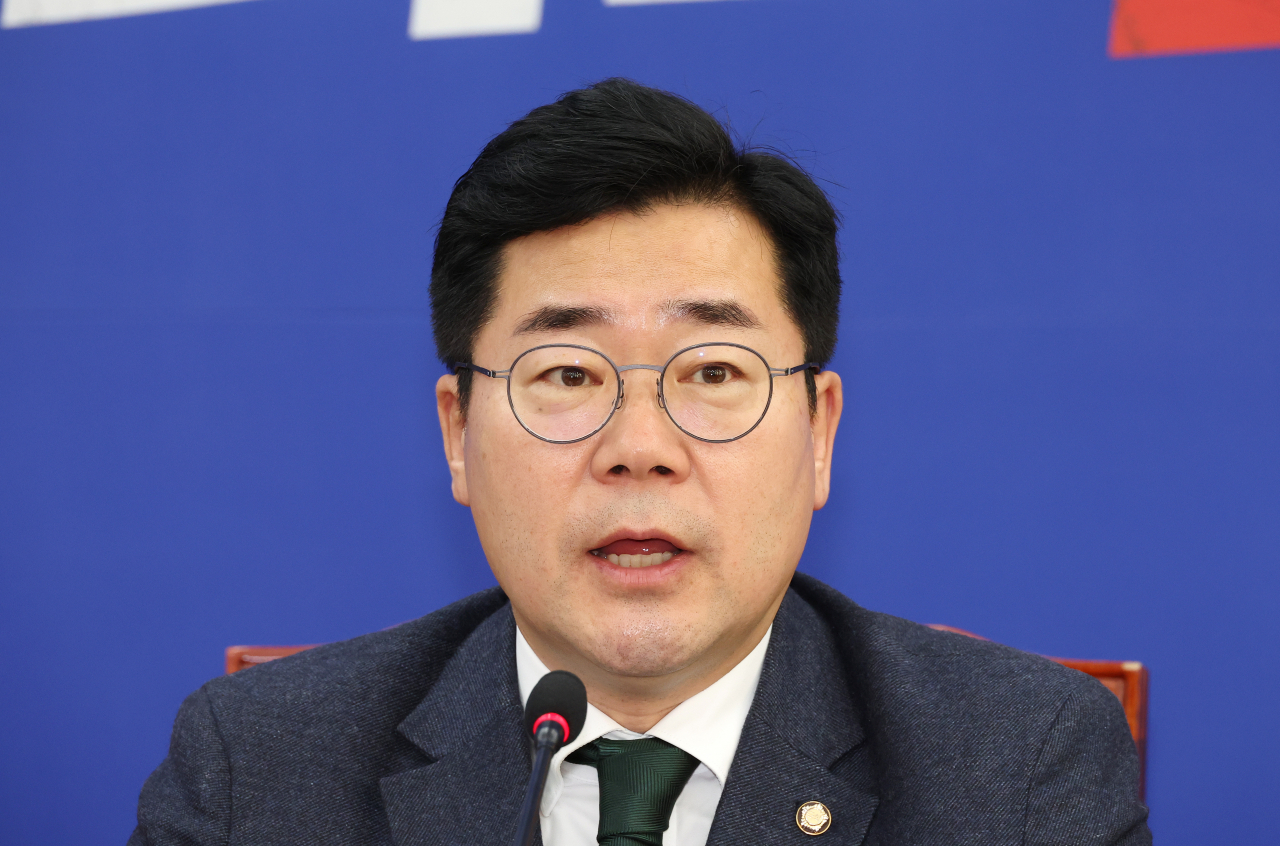 박찬대 더불어민주당 원내대표가 5일 오전 국회에서 열린 원내대책회의에서 발언하고 있다. [연합]