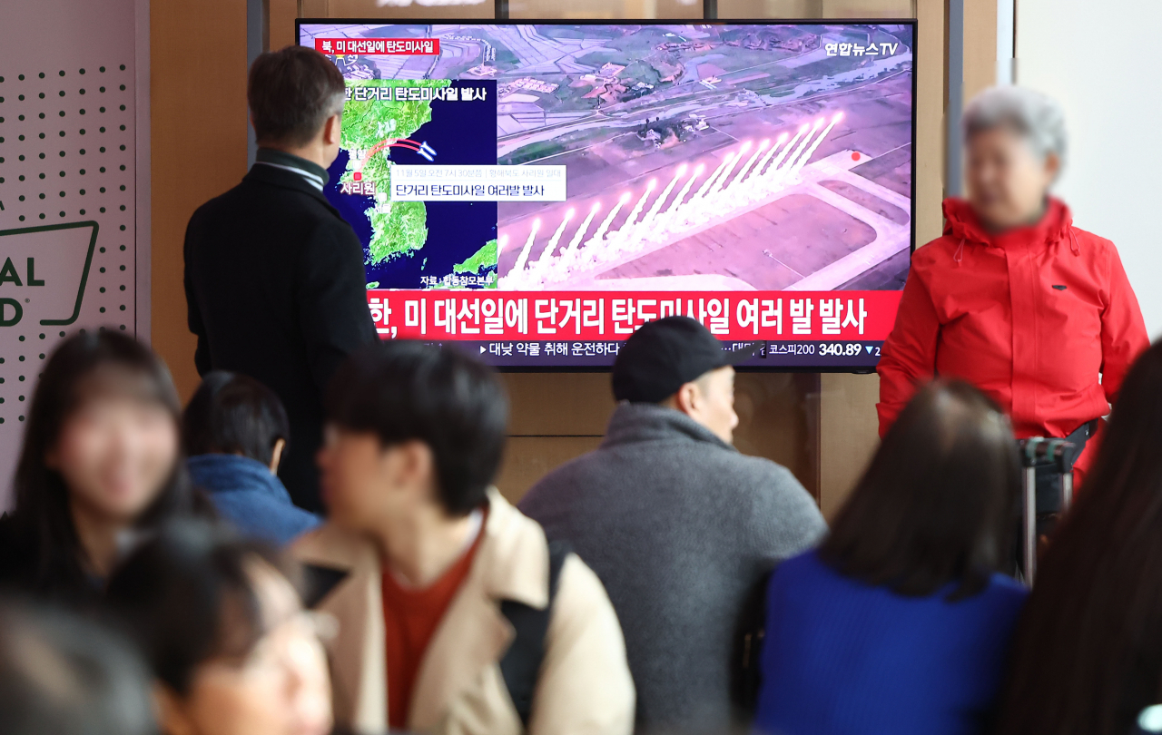 5일 오전 서울역에서 시민들이 북한의 단거리탄도미사일(SRBM) 발사 관련 뉴스 보도를 지켜보고 있다. 합동참모본부는 이날 오전 7시 30분께 북한 황해북도 사리원 일대에서 동해상으로 발사된 SRBM 수 발을 포착했다고 밝혔다. [연합]