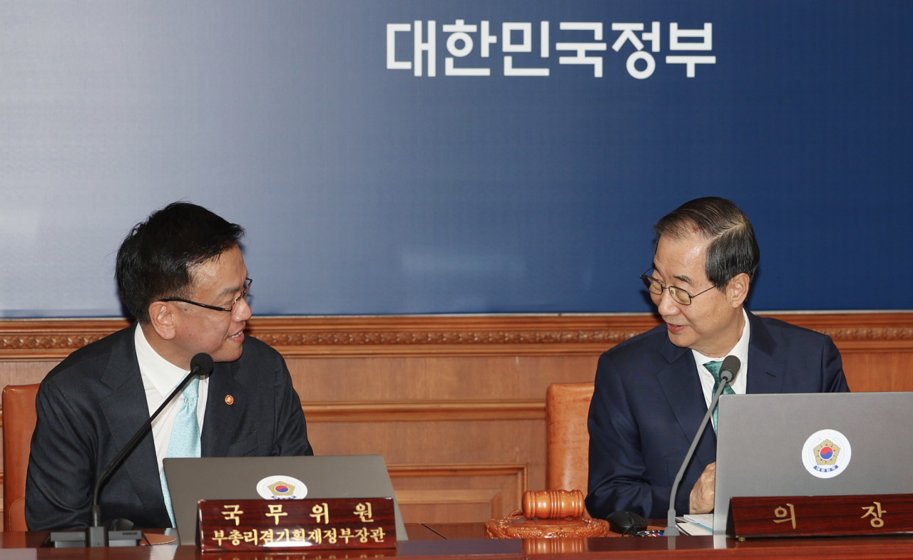한덕수 국무총리(오른쪽)과 최상목 부총리 겸 기획재정부 장관이 5일 오전 정부서울청사에서 열린 국무회의에 참석해 인사를 나누고 있다. [연합]