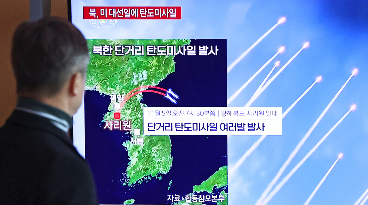 합동참모본부 관계자는 5일 북한의 연이은 도발에 대해 “자신들의 러시아 파병에 대한 관심을 희석시키고 국면전환을 시도하려는 것”으로 분석했다. 사진은 5일 오전 서울역에서 시민들이 북한의 단거리탄도미사일(SRBM) 발사 관련 뉴스 보도를 지켜보고 있다. [연합]