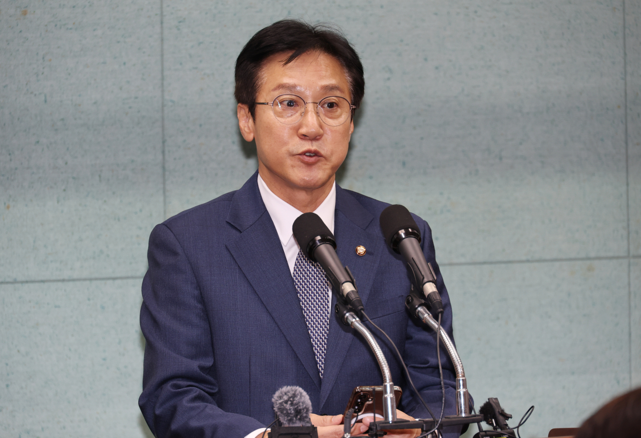 5일 전북특별자치도의회 브리핑룸에서 더불어민주당 신영대 의원(군산·김제·부안갑)이 발언하고 있다. [연합]