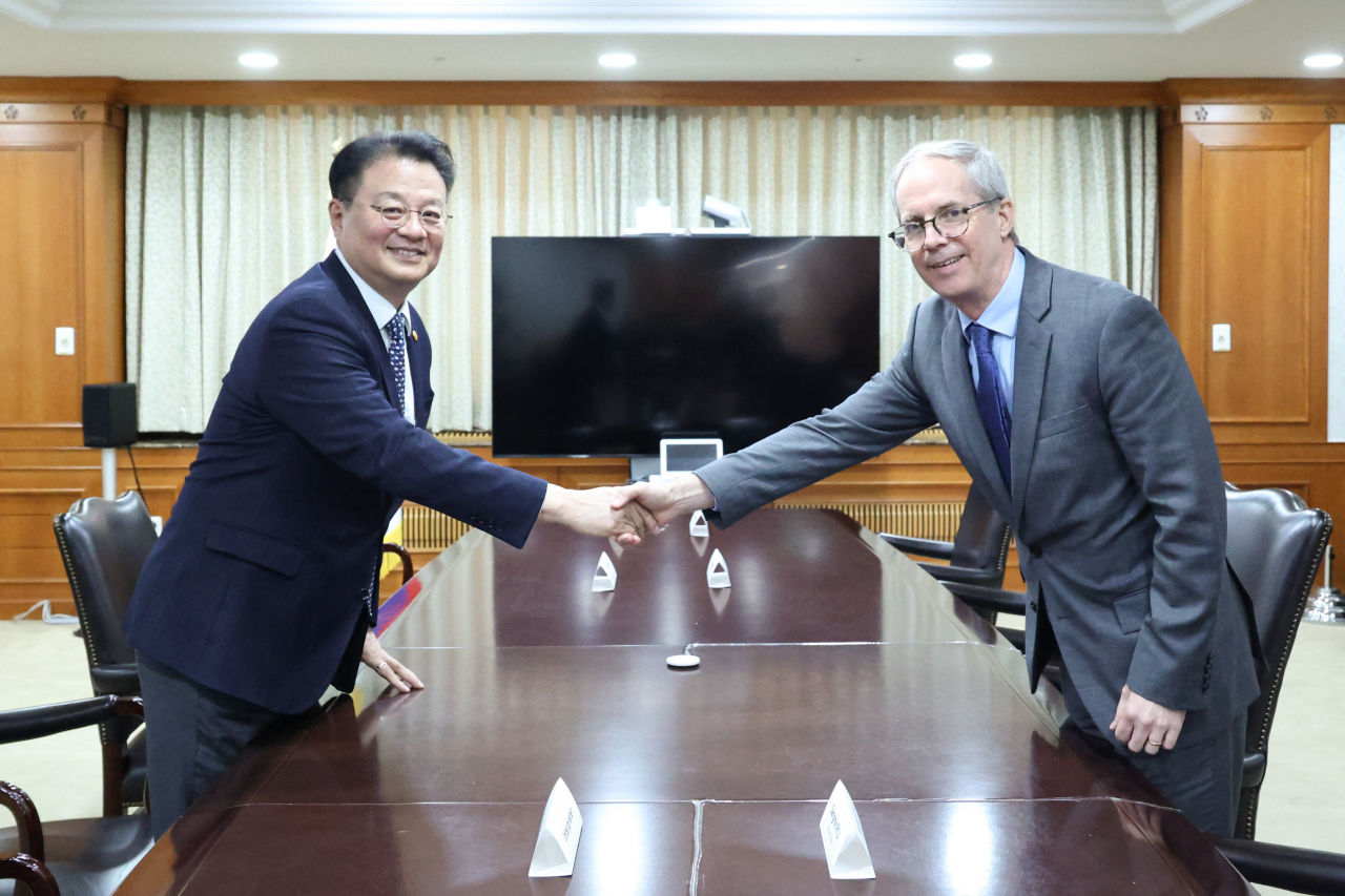 방기선(왼쪽) 국무조정실장이 5일 오후 정부서울청사에서 스캇 모리스(Scott Morris) 아시아개발은행(ADB) 부총재와 악수하고 있다. [연합]