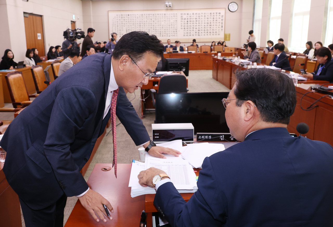 5일 국회에서 열린 법제사법위원회 법안심사제1소위원회에서 김승원(오른쪽) 소위원장과 국민의힘 유상범 의원이 대화하고 있다. [연합]
