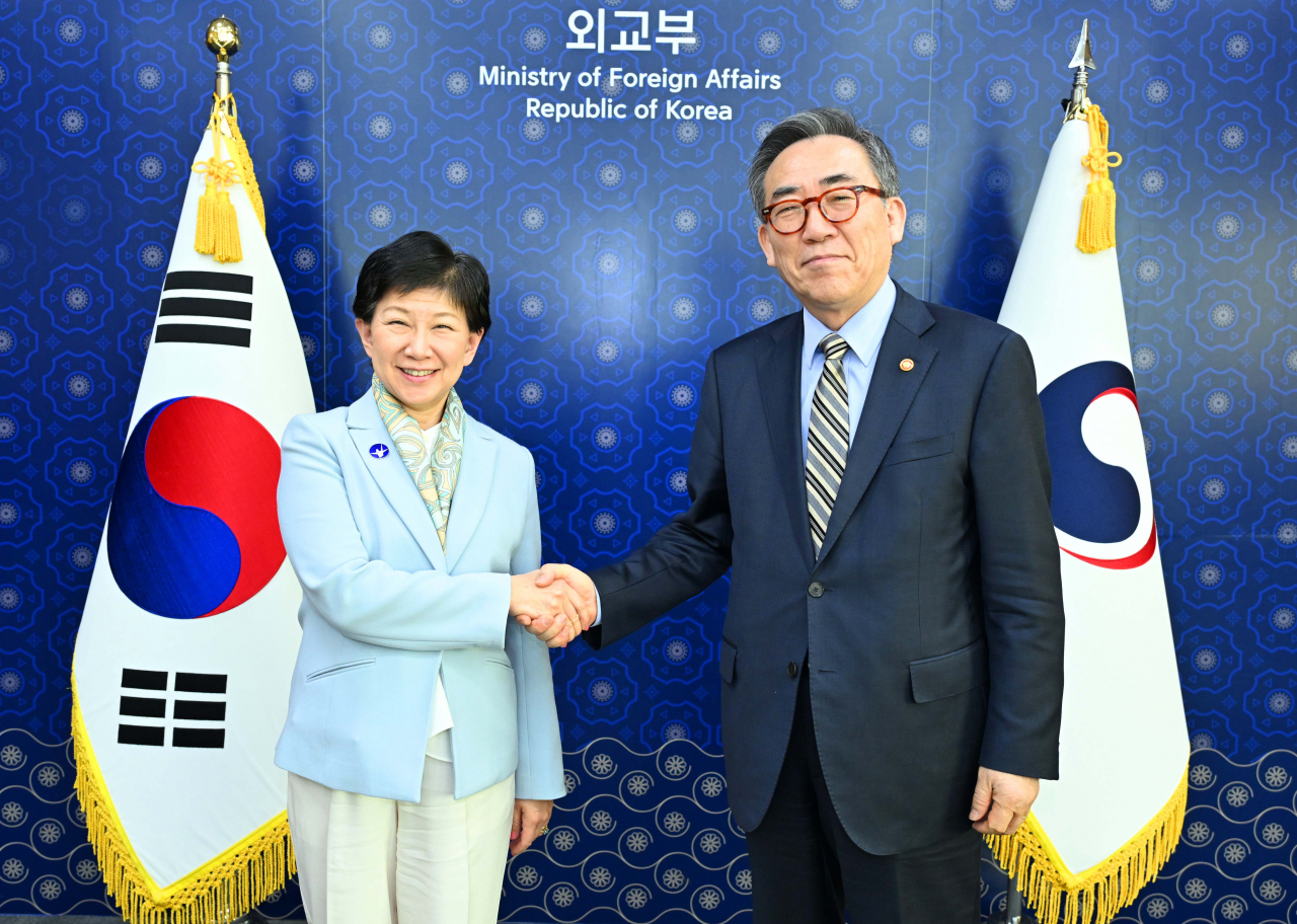 조태열 외교부 장관이 5일 제23차 한-유엔 군축‧비확산회의 참석차 방한 중인 나카미츠 이즈미 유엔 사무차장 겸 군축고위대표와의 접견에 앞서 기념촬영을 하고 있다. [연합]