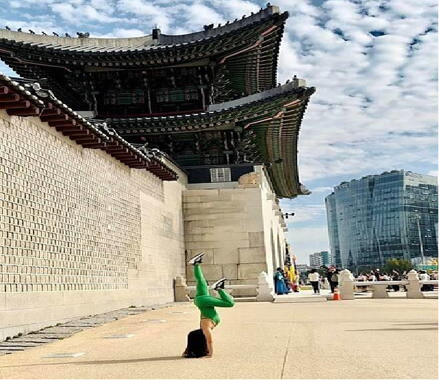 베트남 관광객 H씨가 지난 달 29일 한국 방문 도중 광화문 옆 경복궁 돌담 앞에서 전신 레깅스 차림으로 요가하는 모습. [VN익스프레스]