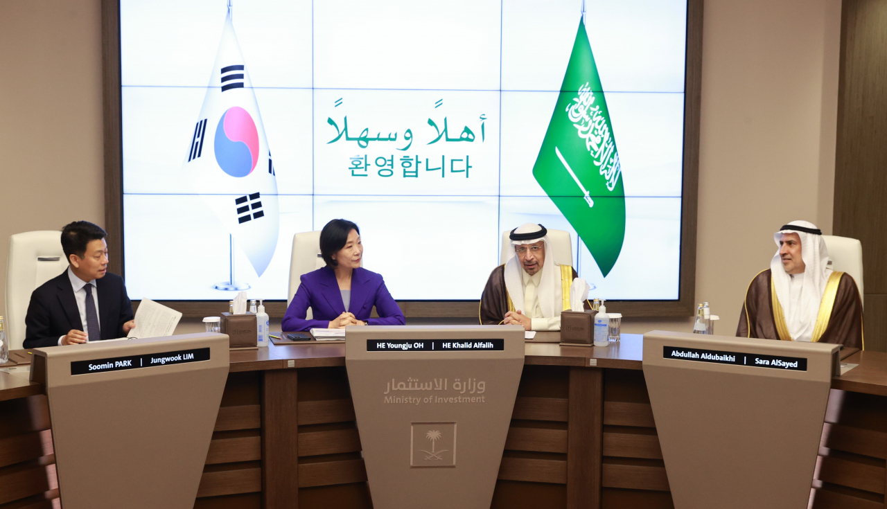 오영주(왼쪽 두번째) 중소벤처기업부 장관이 4일(현지시간) 사우디아라비아 리야드에서 칼리드 빈 압둘아지즈 알 팔레 투자부 장관을 만나 양국 협력 강화 방안을 논의하고 있다.[중기부 제공]