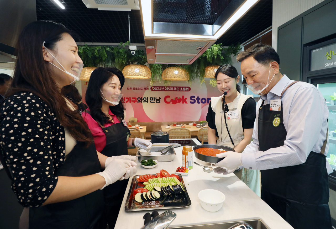 서울 강남구는 11월 한 달간 1인 가구를 위한 특별 요리 클래스를 운영한다. 조성명 구청장이 지난 8월 열린 1인 가구 대상 요리 행사에 참여하고 있다.[강남구 제공]
