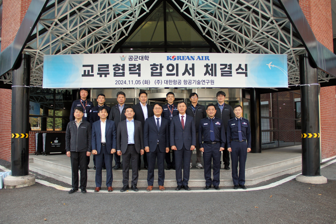 김경남(앞줄 왼쪽 네 번째) 대한항공 항공기술연구원장, 김일환(앞줄 왼쪽 다섯 번째) 공군대학 총장, 대한항공 항공기술연구원 및 공군대학 주요 관계자들이 기념 촬영을 하고 있다. [대한항공 제공]