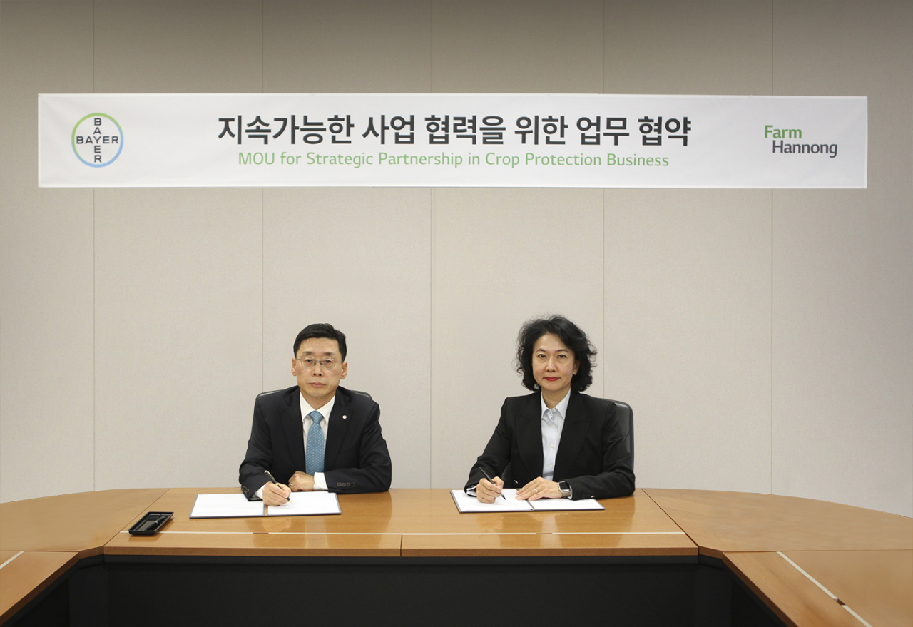 김무용(왼쪽) 팜한농 대표와 이지숙 바이엘크롭사이언스 대표가 지속가능한 사업 협력을 위한 업무협약에 서명하고 있다. [팜한농 제공]