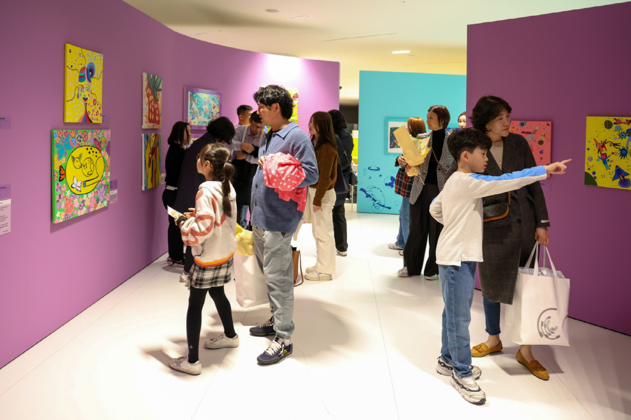 삼성복지재단과 서울특별시 어린이병원이 공동 개최한 발달장애 아동·청소년 미술치료교육 작품전시회에서 관람객들이 작품을 관람하고 있다. [삼성복지재단 제공]
