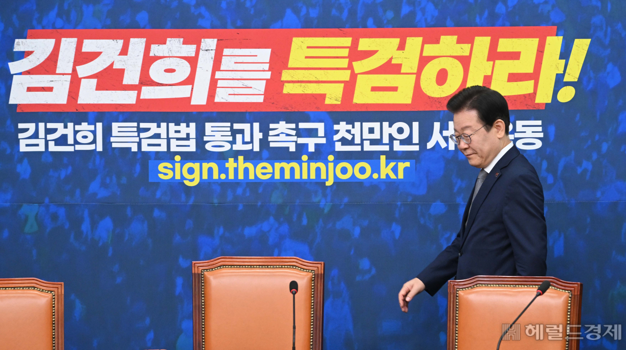 이재명 더불어민주당 대표가 6일 오전 서울 여의도 국회에서 열린 최고위원회의에 참석하고 있다. 이상섭 기자