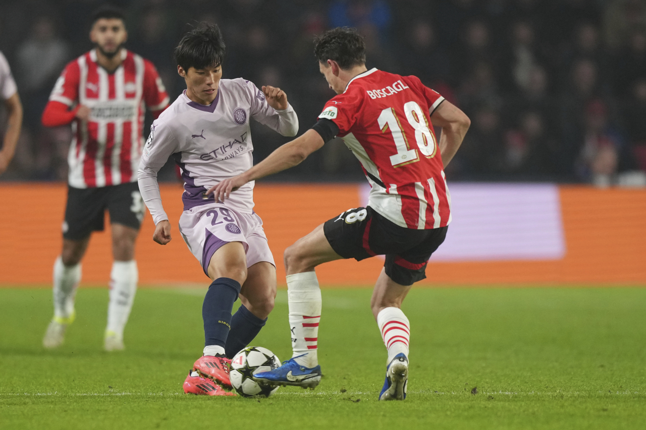 김민수(스페인 지로나FC)가 5일(현지시각) 네덜란드 아인트호번의 필립스 스타디온에서 열린 PSV 아인트호번와의 2024~2025시즌 유럽축구연맹(UEFA) 챔피언스리그(UCL) 리그 페이즈 4차전에서 상대 선수와 경합하고 있다. [AP]