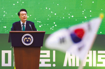 윤석열 대통령이 5일 경기도 고양 킨텍스에서 열린 ‘2024 전국새마을지도자대회’에 참석해 축사하고 있다. [연합]