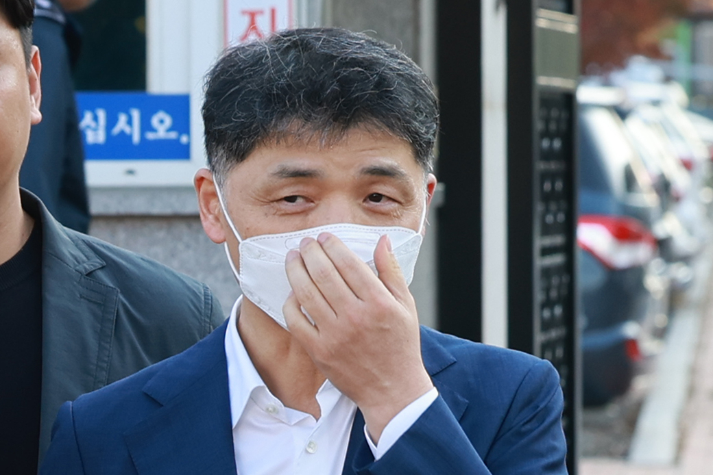 SM엔터테인먼트 시세조종 의혹으로 구속기소돼 재판받는 있는 카카오 창업자 김범수 경영쇄신위원장이 10월 31일 오후 서울 구로구 서울남부구치소에서 보석 석방되며 입장을 밝히고 있다. [연합]