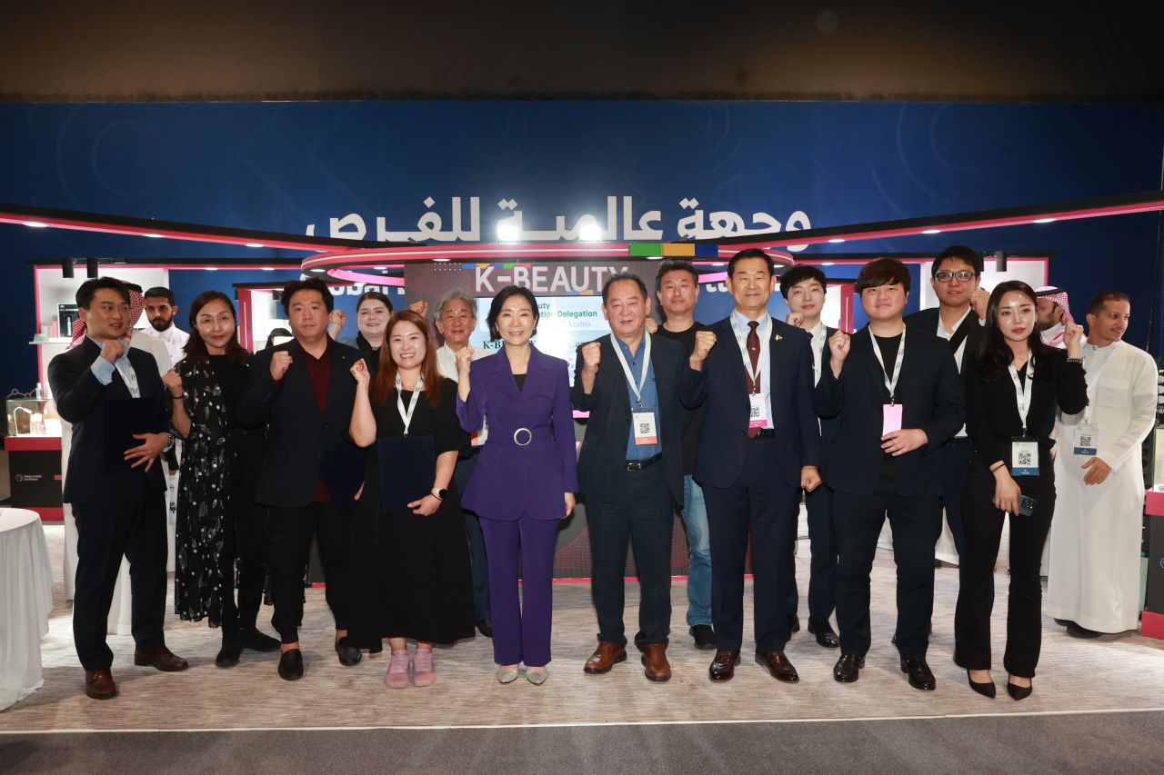 오영주 중소벤처기업부 장관이 5일(현지시간) 사우디아라비아 리야드에서 열린 'BIBAN 2024'에서 'K-뷰티 홍보관' 전시장을 방문해 기업 대표들을 비롯한 관계자들과 기념 촬영을 하고 있다.