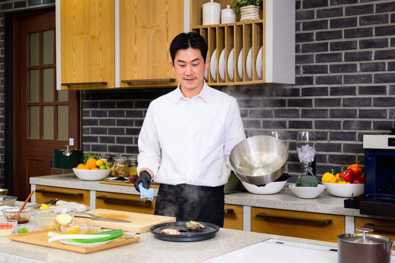 임희원 셰프가 6일 서울 영등포구에 있는 키친 스튜디오에서 삼성전자 비스포크 AI 주방가전을 활용한 쿠킹쇼를 진행하고 있다. [삼성전자 제공]