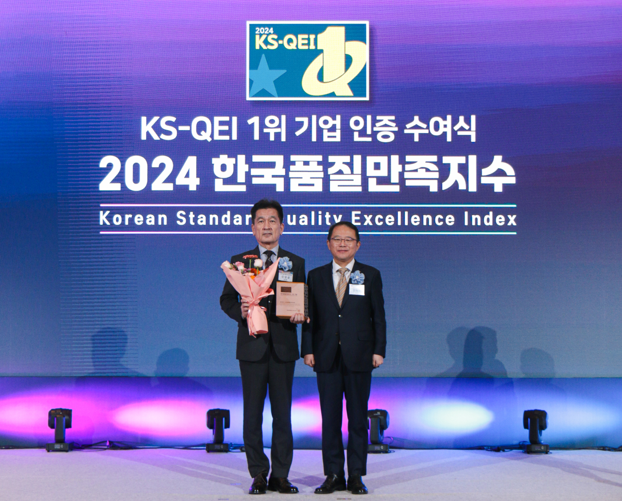 신상균(왼쪽) TK엘리베이터 부사장이 2024 한국품질만족지수 인증 수여식에서 기념 촬영을 하고 있다. [TK엘리베이터 제공]