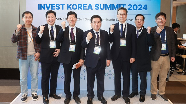 광양만권경제자유청 구충곤 청장(가운데)과 임직원들이 행사장에서 기념 촬영하고 있다.