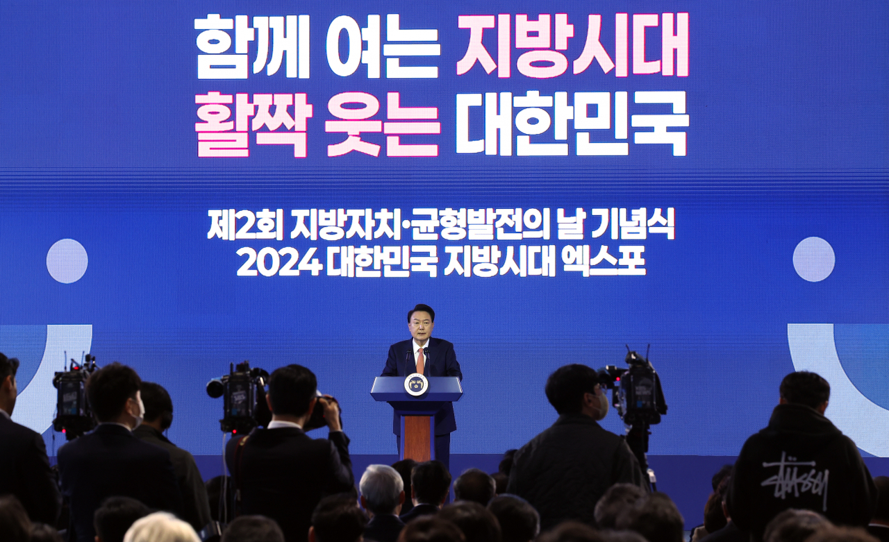 윤석열 대통령이 6일 강원도 춘천 송암스포츠타운 실내테니스장에서 열린 '2회 지방자치·균형발전의 날 기념식'에 참석해 기념사를 하고 있다. [연합]