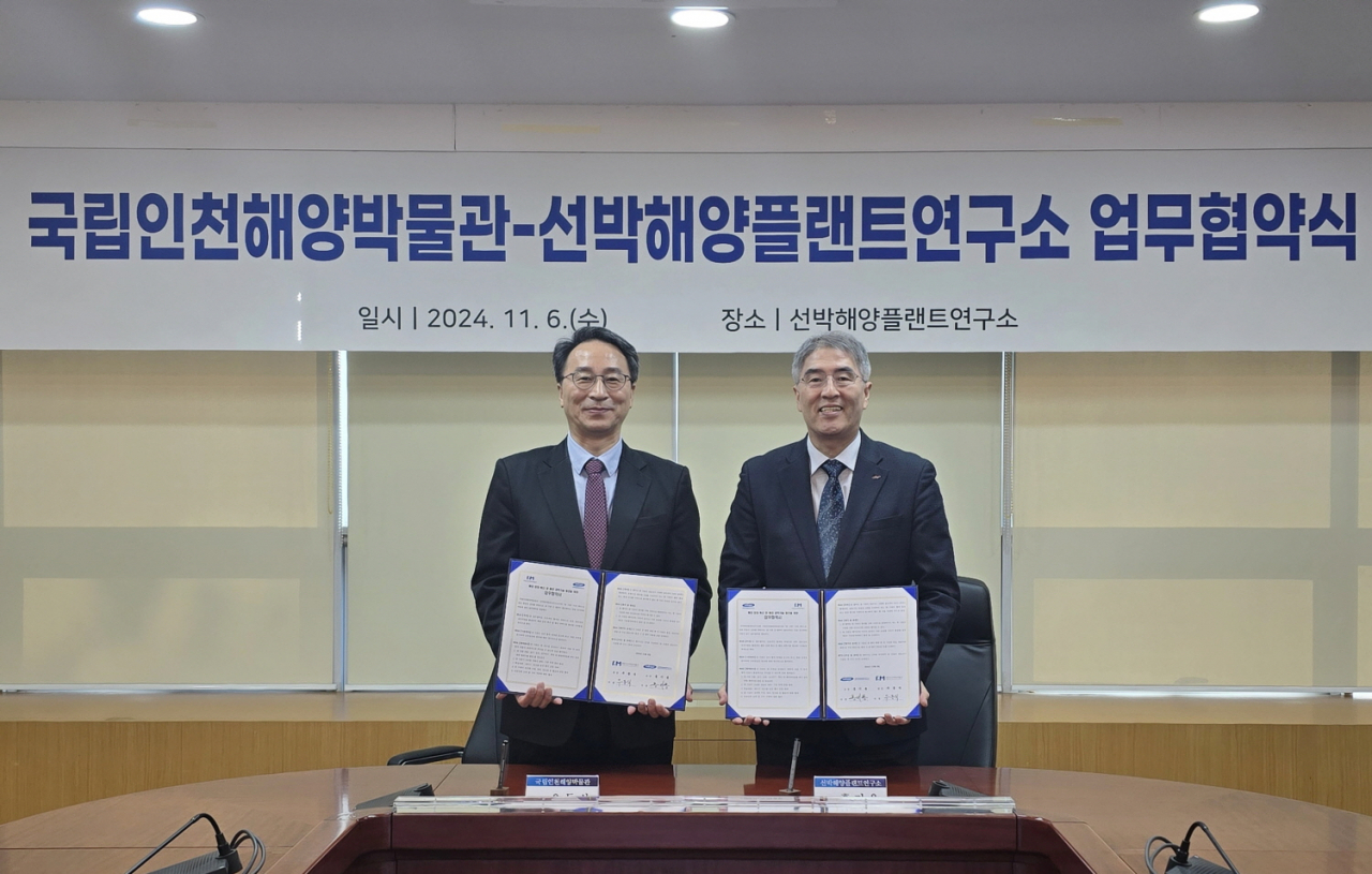 홍기용(왼쪽) 선박해양플랜트연구소장(왼쪽)과 우동식 국립인천해양박물관장이 업무협약을 체결하고 기념촬영을 하고 있다.[KRISO 제공]