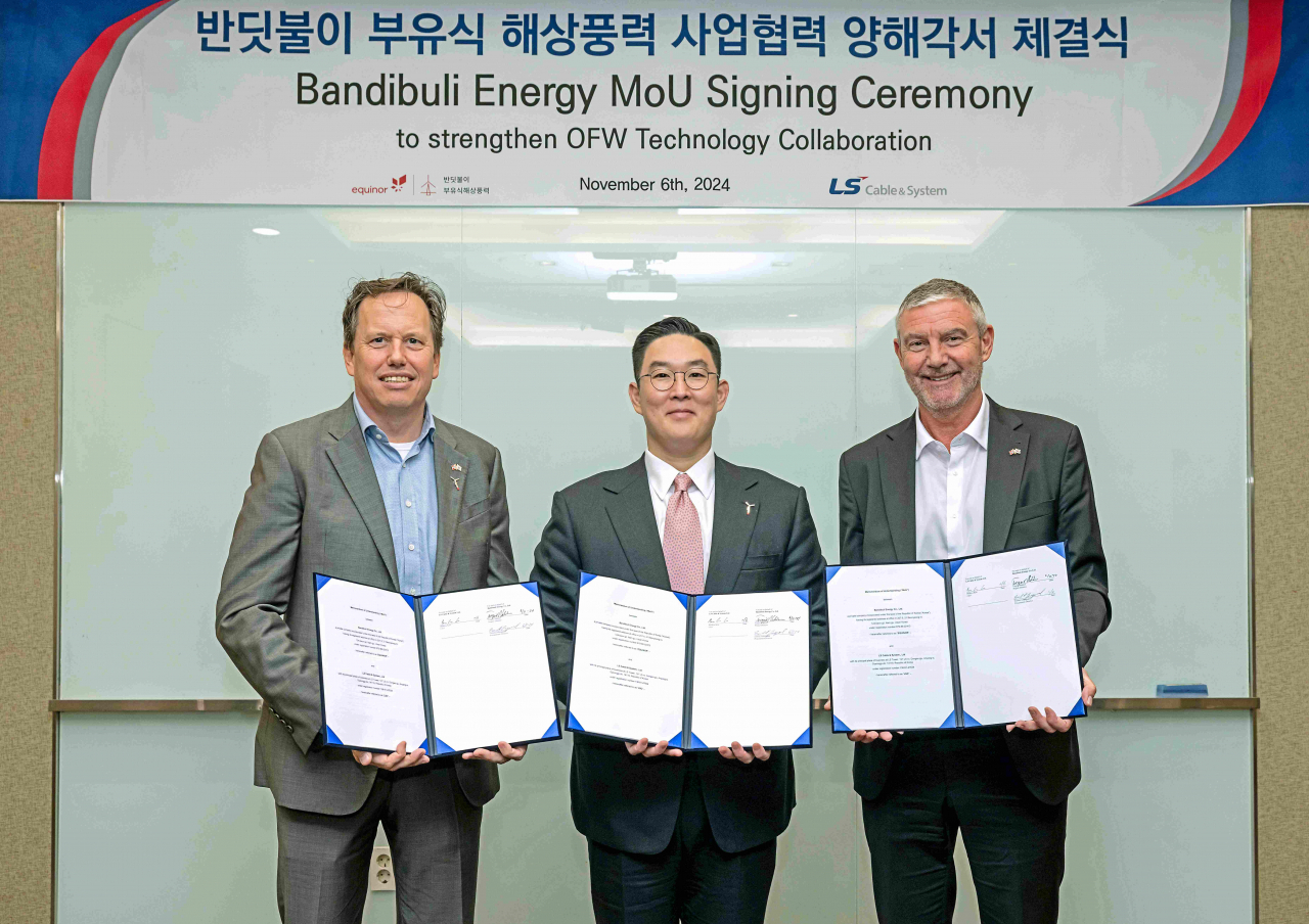 구본규(가운데) LS전선 대표와 에퀴노르의 토르게 나켄(오른쪽) 총괄 디렉터, 엠브렛 욘스가드 구매 디렉터가 기념촬영을 하고 있다. [LS전선 제공]