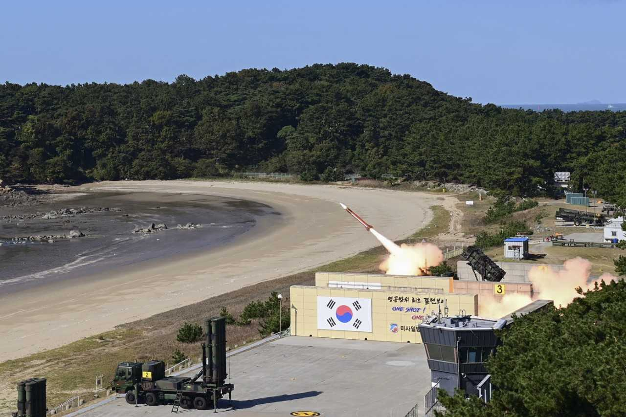 군이 6일 서해지역에서 실시한 유도탄 요격 실사격 훈련에서 패트리엇 지대공유도탄이 가상의 표적을 향해 발사되고 있다. 합참은 이번 훈련을 통해 북한의 미사일 위협에 대한 강력한 대응 의지와 능력을 현시했다고 밝혔다. [합참 제공]