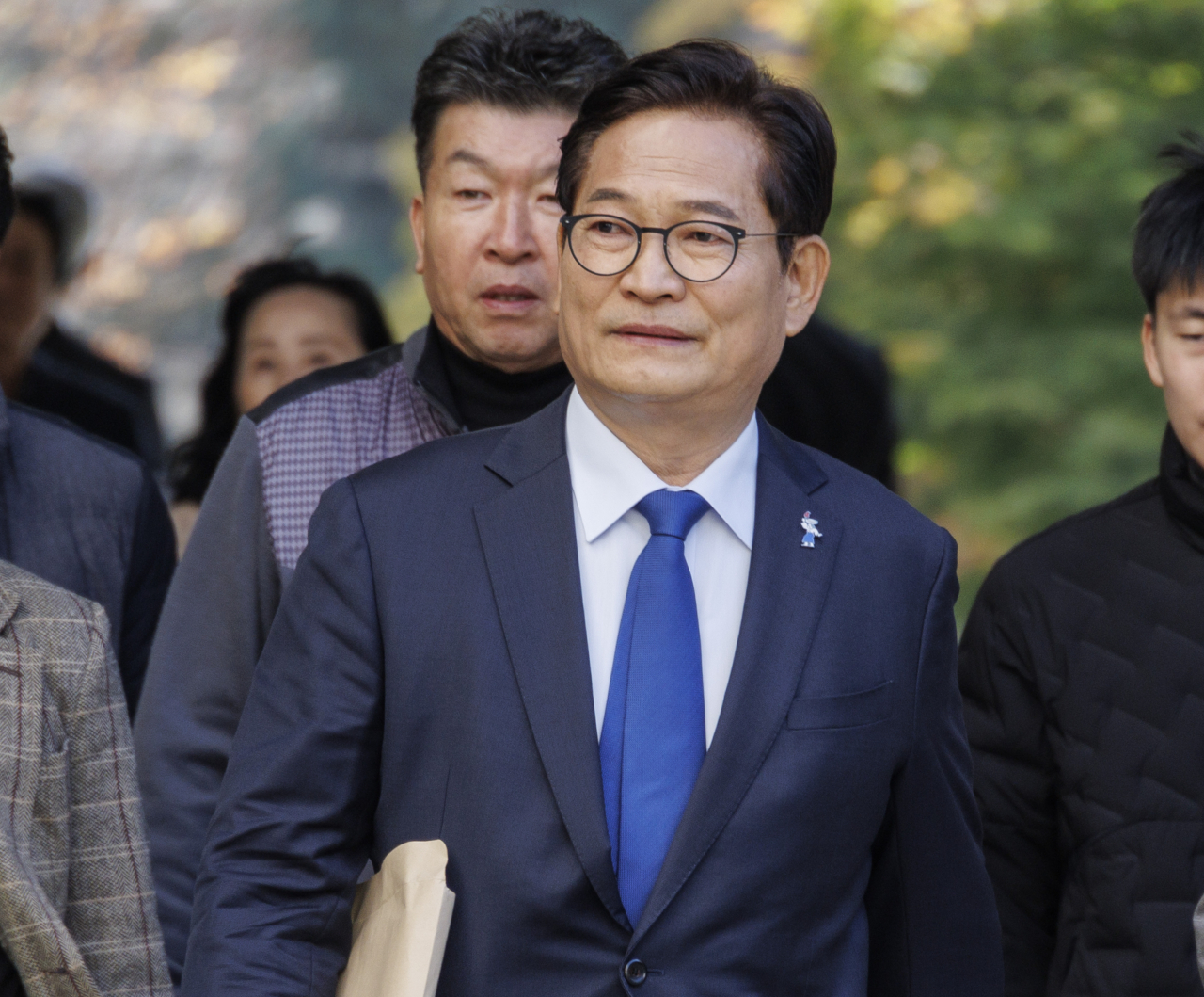 더불어민주당 전당대회 돈봉투 의혹에 개입한 혐의를 받는 소나무당 송영길 대표가 6일 오후 서울 서초구 서울중앙지법에서 열린 1심 결심 공판에 출석하기 위해 지지자들과 법원 청사로 이동하고 있다. [연합]