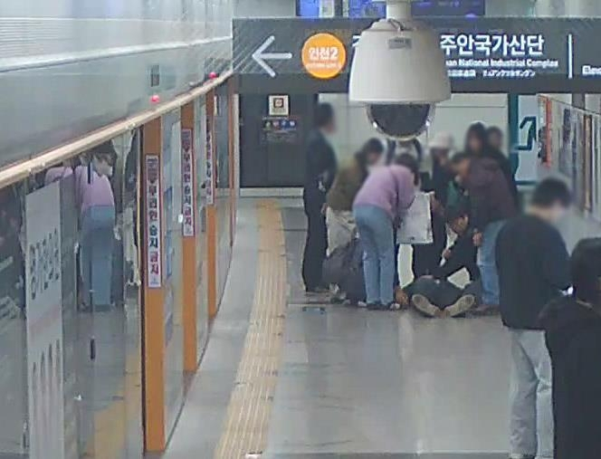 주안역서 응급조치하는 모습. [인천교통공사 제공]