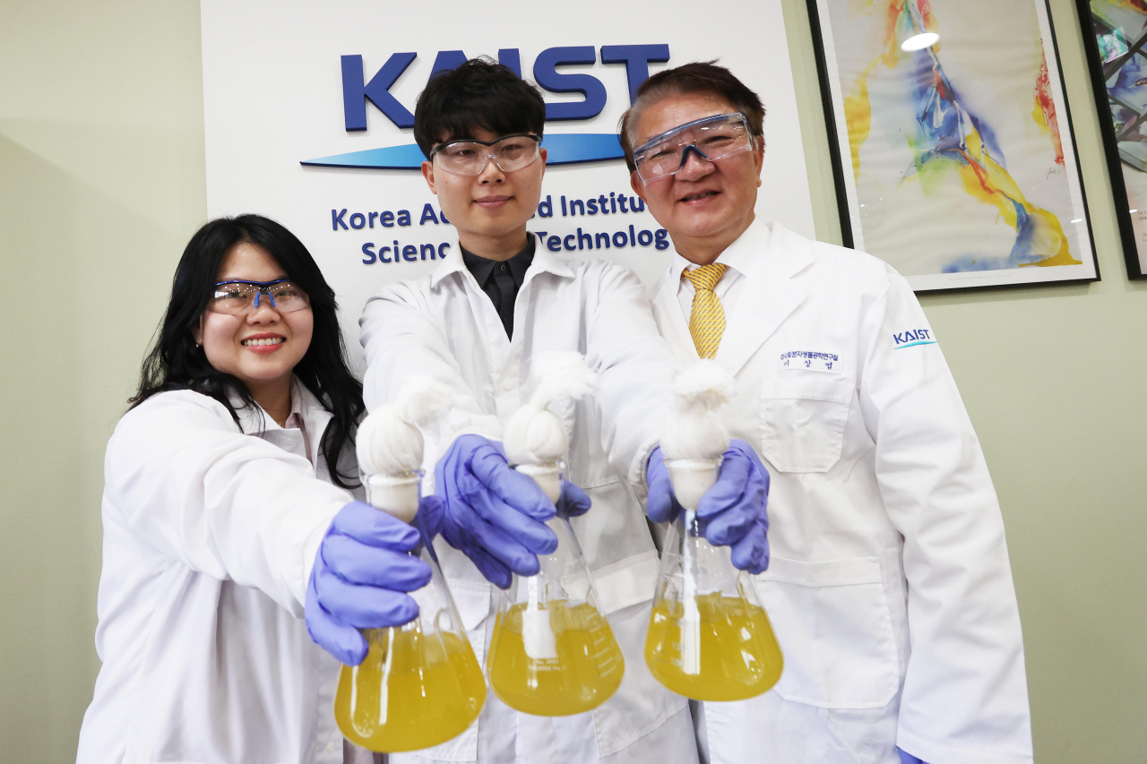 이번 연구를 수행한 KAIST 연구진이 개발한 미생물 균주를 들어보이고 있다. 신디 프리시라아(왼쪽부터) 박사, 문천우 박사과정, 이상엽 특훈교수.[KAIST 제공]