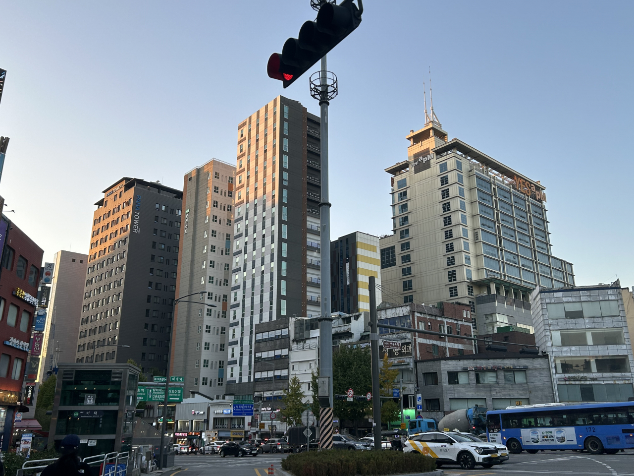 [르포] “이 가격 대학생이 감당할 수 있나” 월 100만원에도 꽉 찬 신촌 오피스텔 [부동산360]