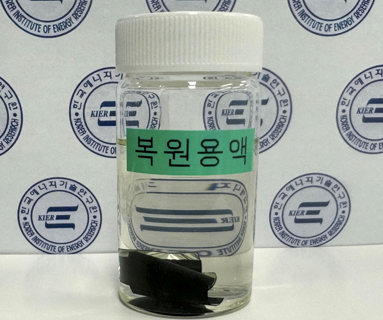 복원용액에 담지된 폐배터리 양극재.[한국에너지기술연구원 제공]