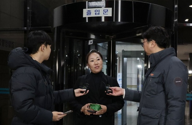 13시간 검찰 조사 마치고 취재진과 인터뷰하는 강혜경[연합]