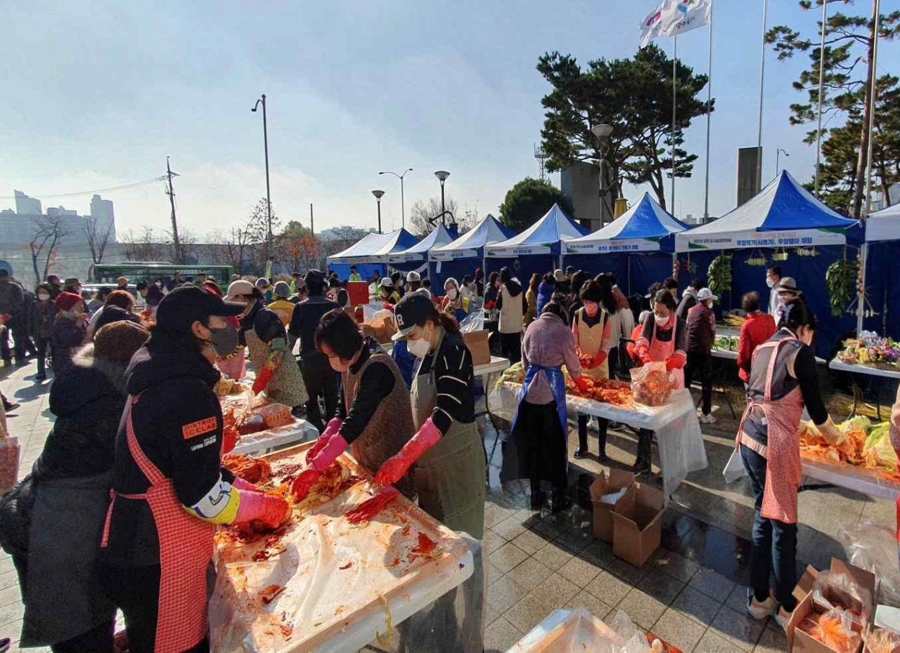 서울 금천구는 오는 21일 구청 광장에서 도시농업 한마당 축제를 열고 김장 체험 및 판매를 진행한다. 사진은 지난해 행사 장면.[금천구 제공]