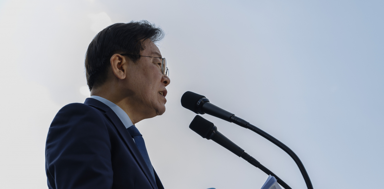 이재명 더불어민주당 대표가 지난 2일 서울 중구 서울역 일대에서 더불어민주당 주최로 열린 김건희 윤석열 국정농단 규탄·특검 촉구 국민행동의 날 무대에 올라 연설하고 있다. [연합]