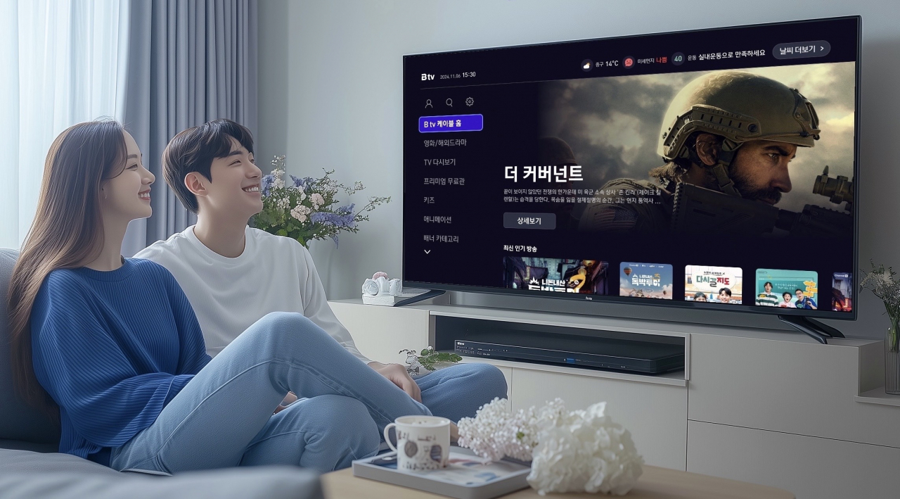 UI·UX를 전면개편하고 화질을 개선한 ‘B tv 케이블’을 시청하고 있는 모습.[SK브로드밴드 제공]