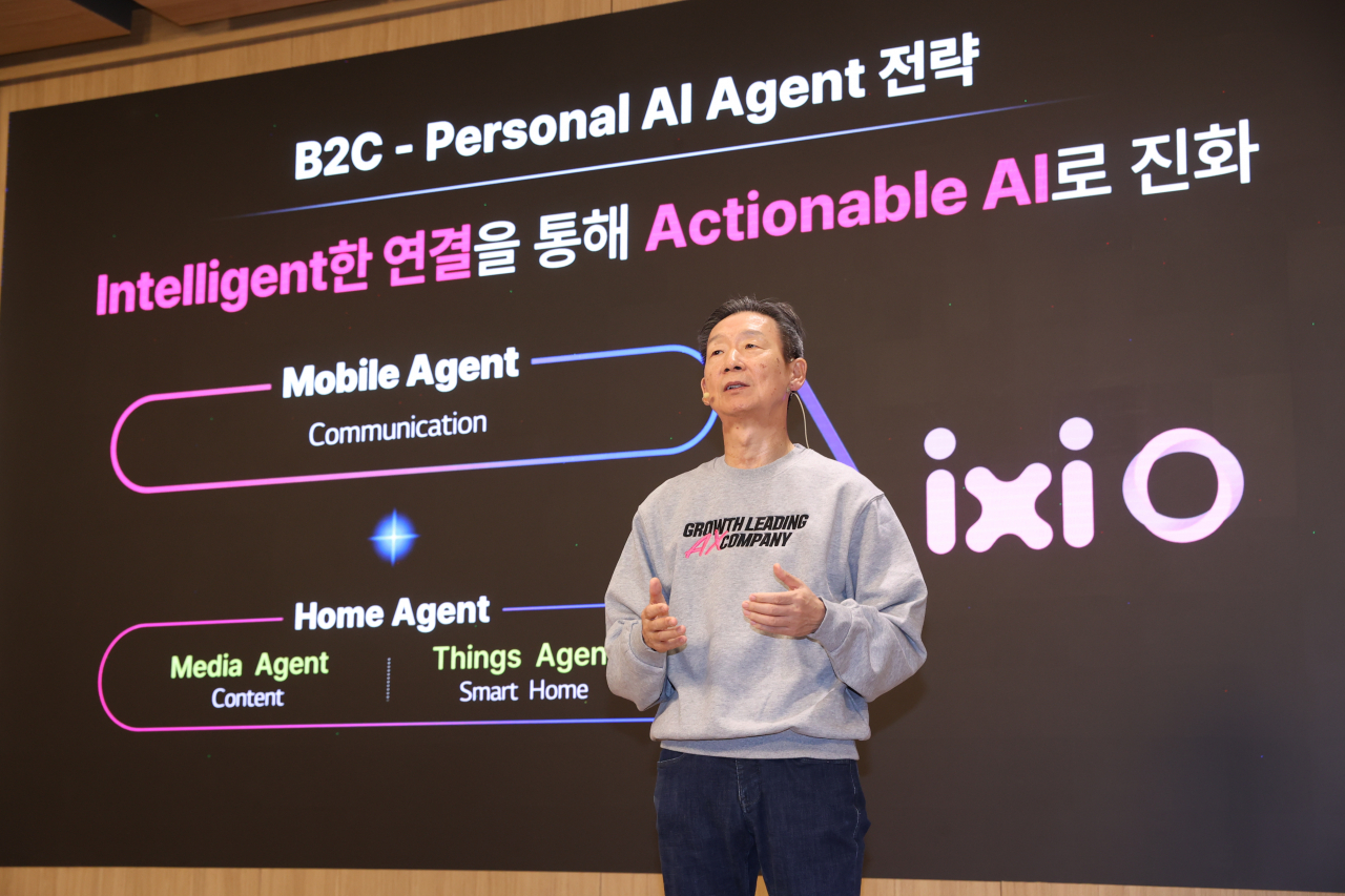 황현식 LG유플러스 대표가 7일 서울 용산구 LG유플러스 본사에서 열린 기자간담회에서 익시오를 소개하고 있다. [LG유플러스 제공]