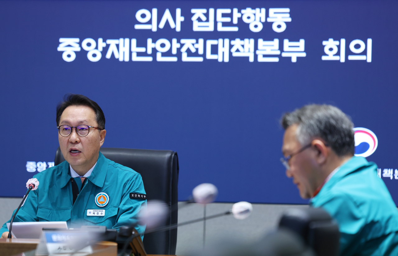 박민수 의사 집단행동 중앙재난안전대책본부(중대본) 제1총괄조정관(보건복지부 제2차관)이 7일 오전 정부서울청사 상황실에서 중대본 회의를 주재하고 있다.[연합]