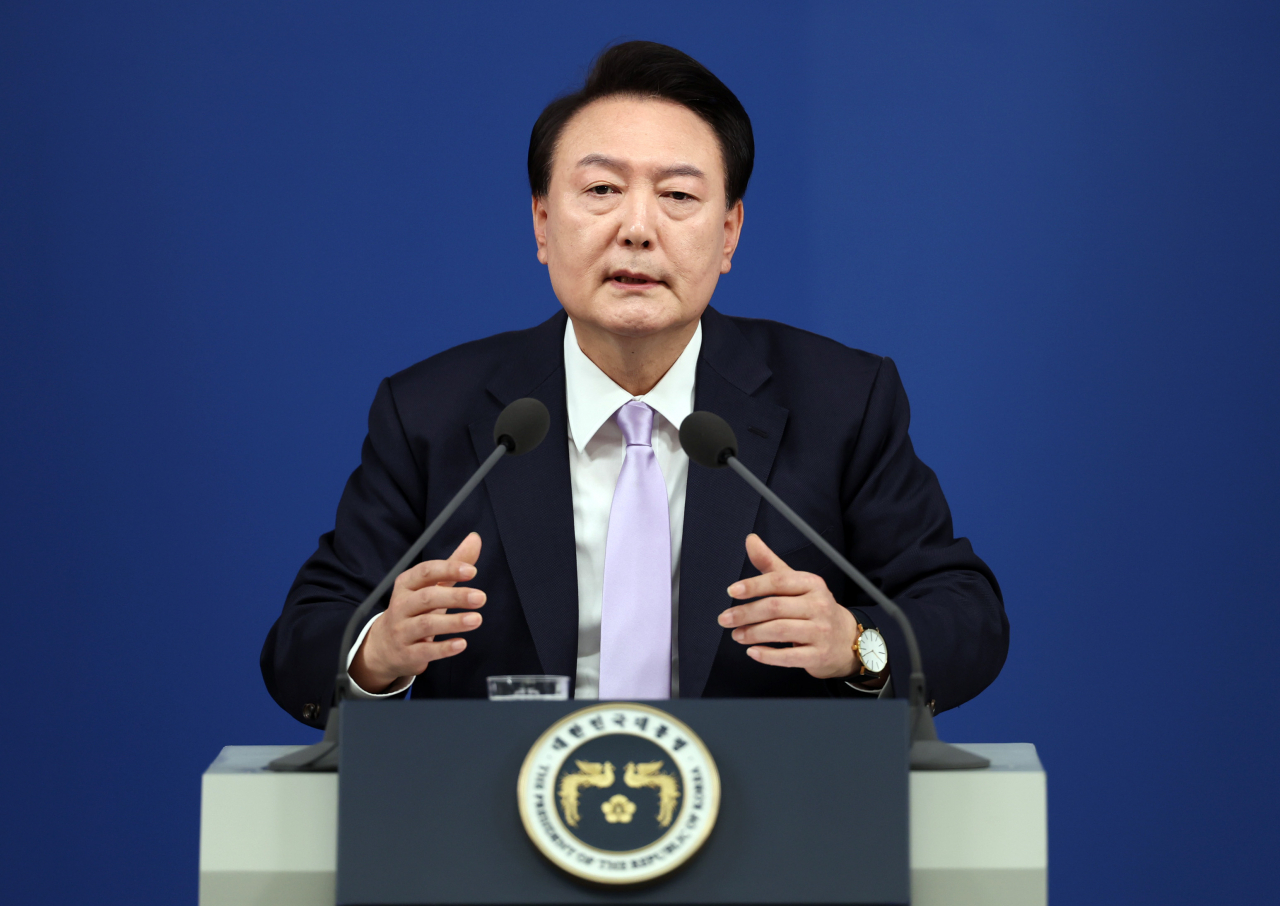 윤석열 대통령이 7일 오전 서울 용산 대통령실 청사 브리핑실에서 '대국민담화 및 기자회견'을 하고 있다. [연합]