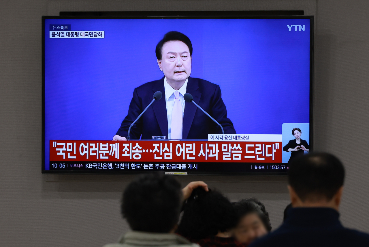 7일 오전 서울 시내 한 대학병원에 설치된 텔레비전으로 내원객이 윤석열 대통령 대국민 담화 중계를 지켜보고 있다. [연합]