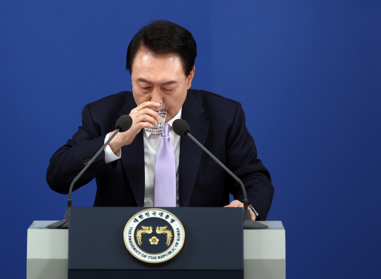 윤석열 대통령이 7일 오전 서울 용산 대통령실 청사 브리핑실에서 ‘대국민담화 및 기자회견’을 하고 있다. [연합]