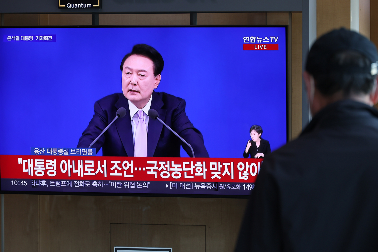 7일 서울 중구 서울역 대합실에서 텔레비전 생중계되는 윤석열 대통령의 대국민 담화·회견을 지켜보고 있다. [연합]