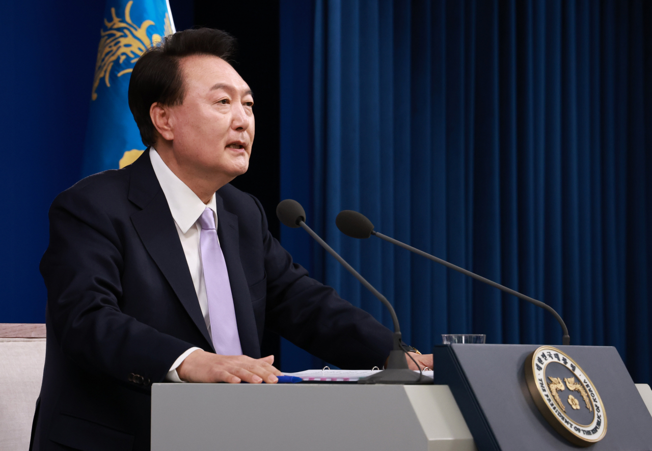 윤석열 대통령이 7일 오전 서울 용산 대통령실 청사 브리핑실에서 '대국민담화 및 기자회견'을 하고 있다. [연합]