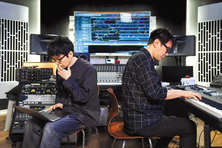 노이스는 작곡가 겸 프로듀서 윤상(오른쪽)과 프로듀서 이준오가 2022년 새로운 사운드 실험을 위해 결성한 인스트루멘탈 팀이다. 첫 정규 앨범 ‘에식(ethic)’은 ‘소리로 만든 사색의 시공간’이라는 콘셉트로 공간감, 질감, 색깔, 온도, 정서까지 느낄 수 있도록 정교하게 시퀀싱됐다. [서울문화재단 제공]