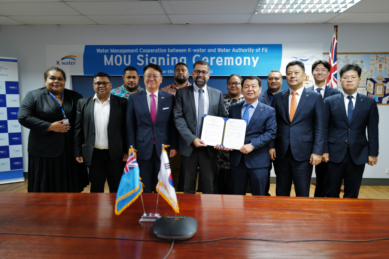 한국수자원공사는 6일(현지시간) 피지 수도 수바 현지에서 피지 수자원공사(Water Authority of Fiji)와 ‘피지 수자원 관리 및 인프라 개발 분야 협력 강화를 위한 업무협약’을 체결했다. 이날 체결식 참석자들이 기념촬영을 하고 있다.[한국수자원공사 제공]