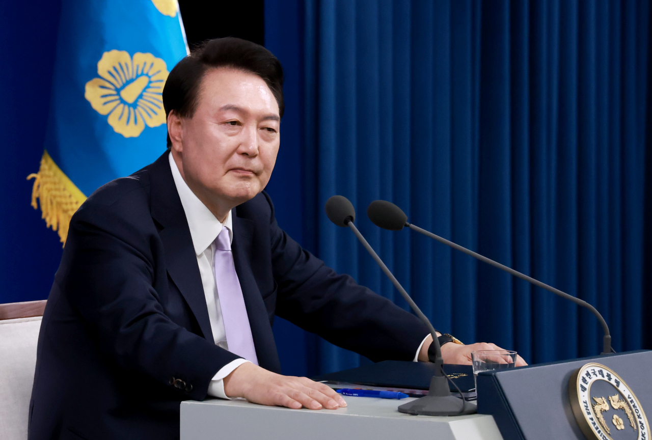윤석열 대통령이 7일 오전 서울 용산 대통령실 청사 브리핑실에서 열린 '대국민담화 및 기자회견'에서 취재진의 추가 질문을 듣고 있다. [연합]