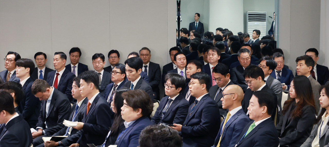 7일 오전 서울 용산 대통령실 청사 브리핑실에서 열린 윤석열 대통령의 '대국민담화 및 기자회견'에 정진석 대통령 비서실장 등 참모진이 배석해 있다. 연합뉴스