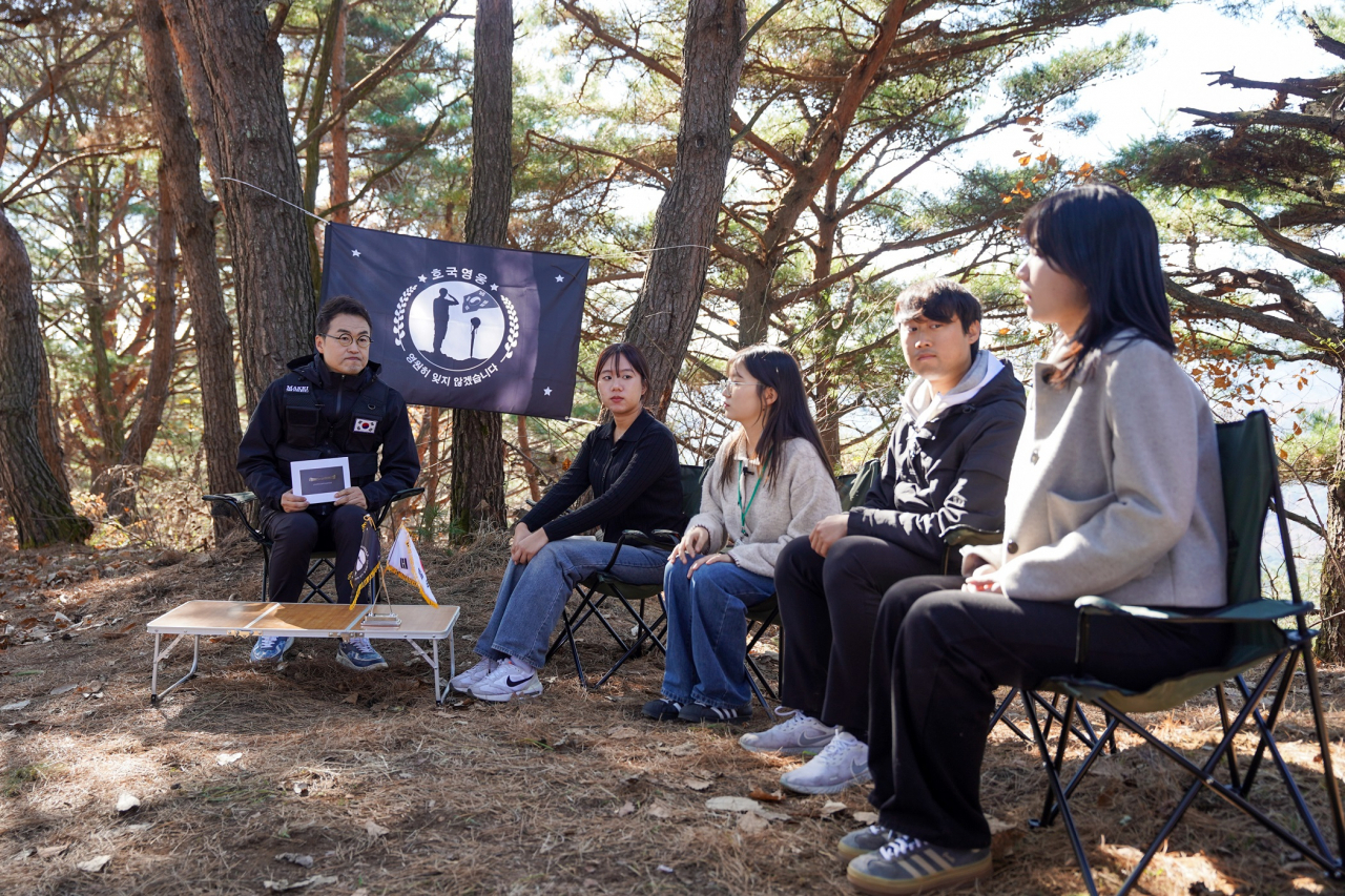 국방부유해발굴감식단 홍보대사 최태성 씨와 국방부 M프렌즈는 7일 강원도 인제 발굴 현장을 방문해, 6.25 전쟁사와 함께 신원이 확인된 국군 전사자의 사연을 공유하고 유해발굴사업의 의미를 되새기는 자리를 가지고 있다.[국방부 제공]