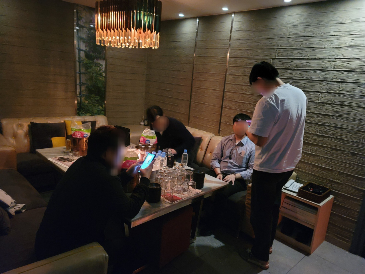 서울 강남구 한 클럽에서 마약류 판매가 이뤄지고 있는 현장. [강남경찰서 제공]